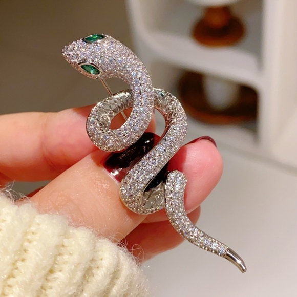 VQ Snake Brooch - Picture 2 of 6